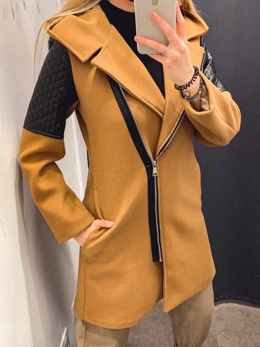 Cappotto camel con cappuccio e spalle in similpelle
