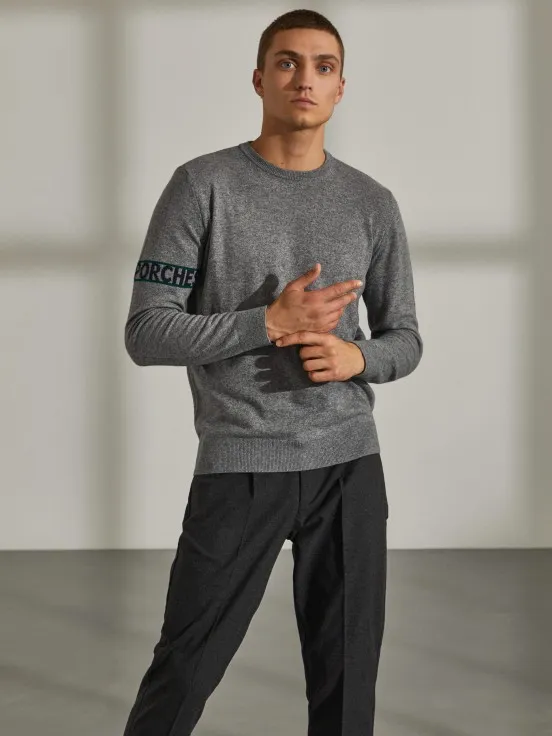 Knitted jumper with branding
