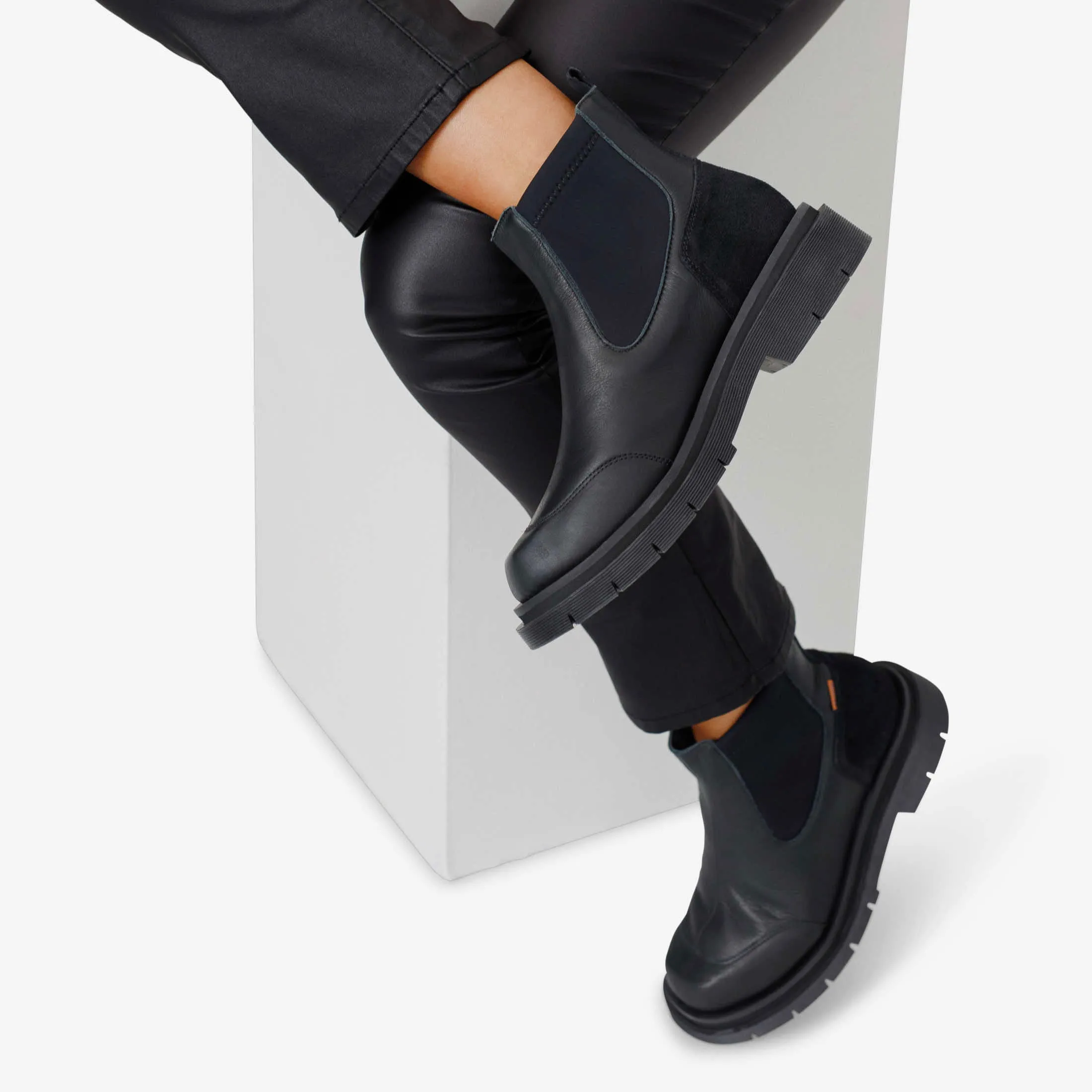 Peq Chelsea Boots